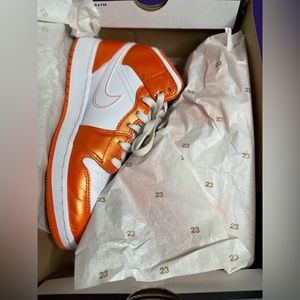 Air Jordan 1 Mid (Grade School).